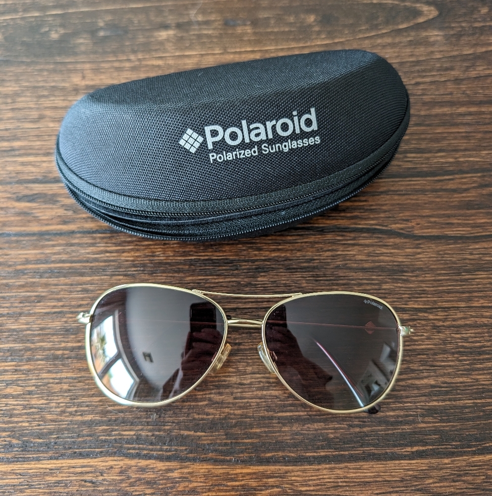 Polaroid polarizing aviator sunglasses with case